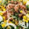 Gesunder Thunfisch – Blattsalat mit Mais, Zwiebenln und Balsamico Creme