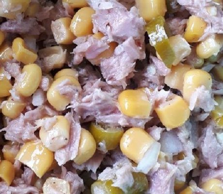 Vitaminreicher Thunfisch – Salat mit Mais, Peperoni und roten Zwiebeln