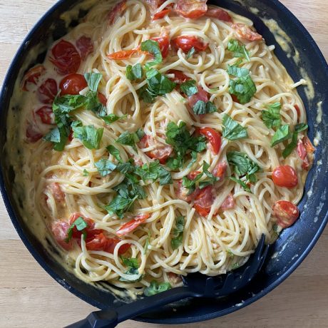 Spaghetti in  Knoblauch Sahne Tomaten Sauce